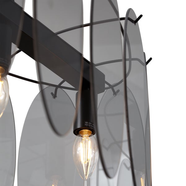 Detailaufnahme einer Hängeleuchte mit Lampenschirmen und Leuchtmittel