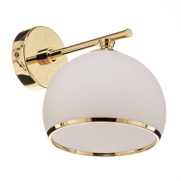 Detailansicht eines gestreiften Teppichs auf einem Holzboden.