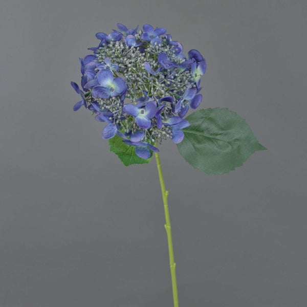 Künstliche Hortensie mit blauem Blütenkopf, grünem Stiel und Blättern.