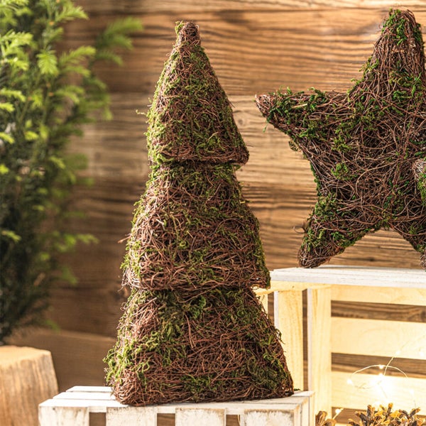 Dekorativer Weihnachtsbaum aus Zweigen und Moos auf einer Holzkiste als winterliche Dekoration