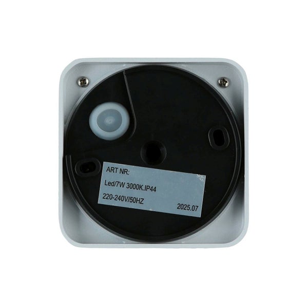 Detailansicht einer LED-Leuchte mit technischen Informationen auf einem Aufkleber