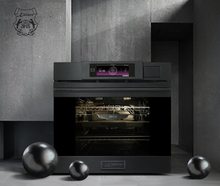 Kaiser Multi XXL Einbaubackofen mit Touchdisplay und integrierter Airfry Funktion in modernem Design.