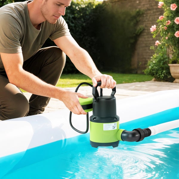 Ein Mann platziert eine Tauchpumpe in einem aufblasbaren Gartenpool, um diesen zu entleeren oder Wasser umzuwälzen.