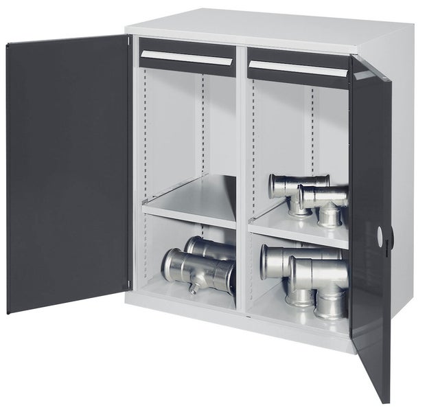 Stahlschrank mit zwei Fächern und geöffneten Türen, gefüllt mit Sanitärfittings