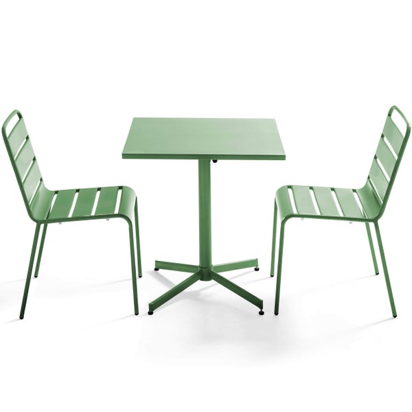 Grünes Gartenmöbel-Set aus Metall mit einem quadratischen Tisch und zwei Stühlen mit Latten-Design.