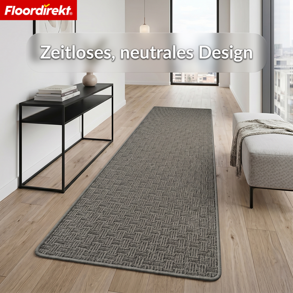Strukturierter Teppichläufer in einem hellen, modern eingerichteten Flur mit Holzboden, schwarzer Konsole und Sitzbank. Floordirekt Logo.