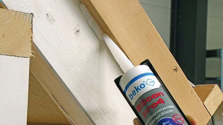 Anwendung von beko Silicon pro 4 Neutral-Silikon auf einer Holzkonstruktion mit einer Kartuschenpresse