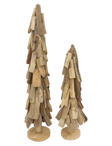 Zwei dekorative Tannenbäume aus Treibholz auf runden Holzsockeln als Weihnachtsdekoration