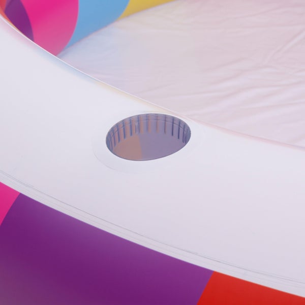 Detailansicht eines aufblasbaren Pools mit integriertem Getränkehalter im breiten Rand.