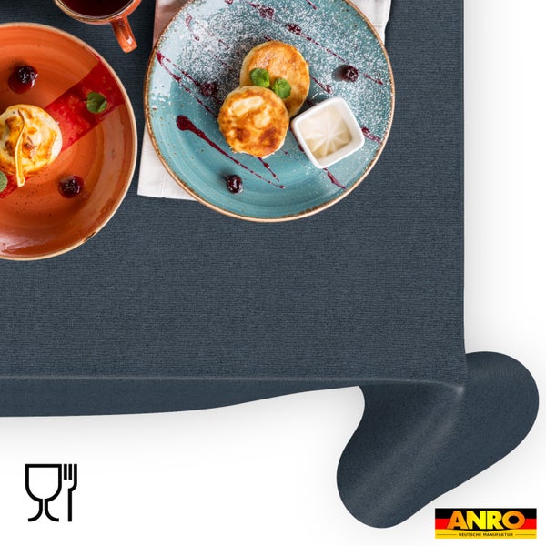 Dunkelblaue Stofftischdecke mit feiner Struktur, gedeckter Tisch mit Frühstück, lebensmittelecht, ANRO Deutsche Manufaktur Logo.