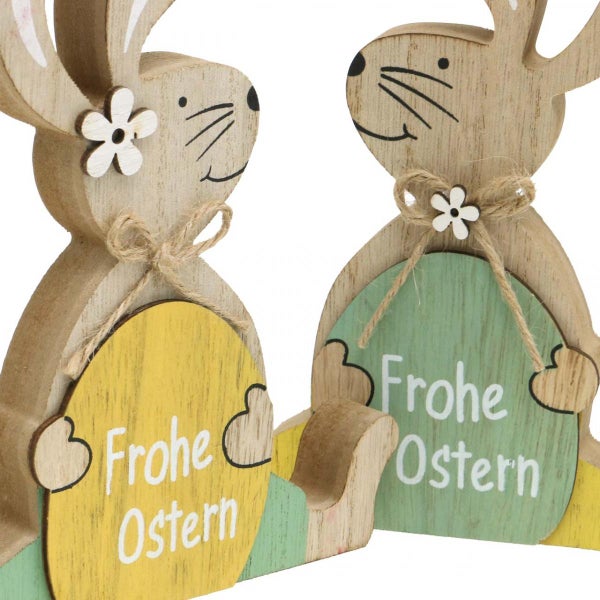 Dekorative Osterhasenfiguren aus Holz mit dem Schriftzug 'Frohe Ostern'