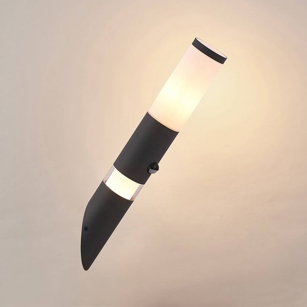 Lindby Wandleuchte außen Okari mit Bewegungsmelder (spritzwassergeschützt (Modern) in Schwarz aus Aluminium (1 flammig, E27) - Wandlampe für Außenwand/Hauswand Haus Terrasse und Balkon