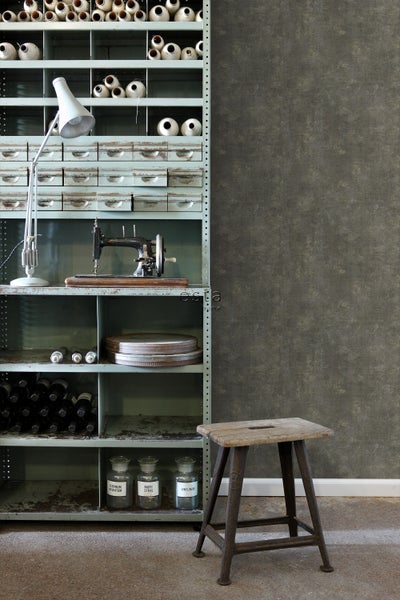 Regal mit Nähmaschine, Lampe, Garnrollen und diversen Gegenständen neben einem Hocker.