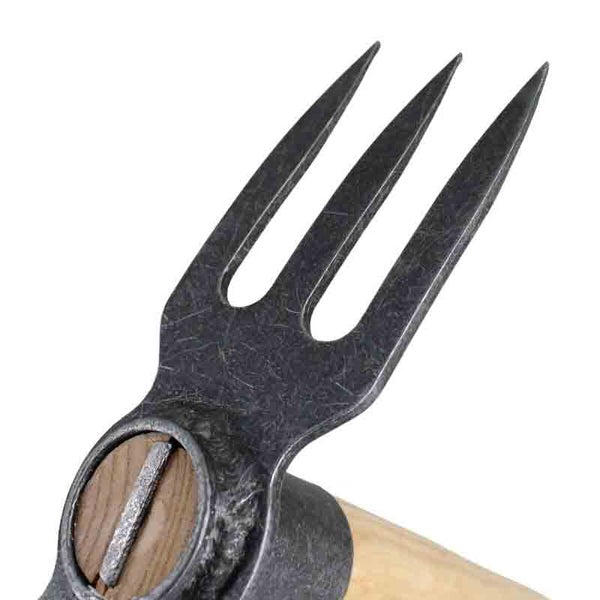 Nahaufnahme einer dreizinkigen Gartenhacke aus Metall mit Holzgriff