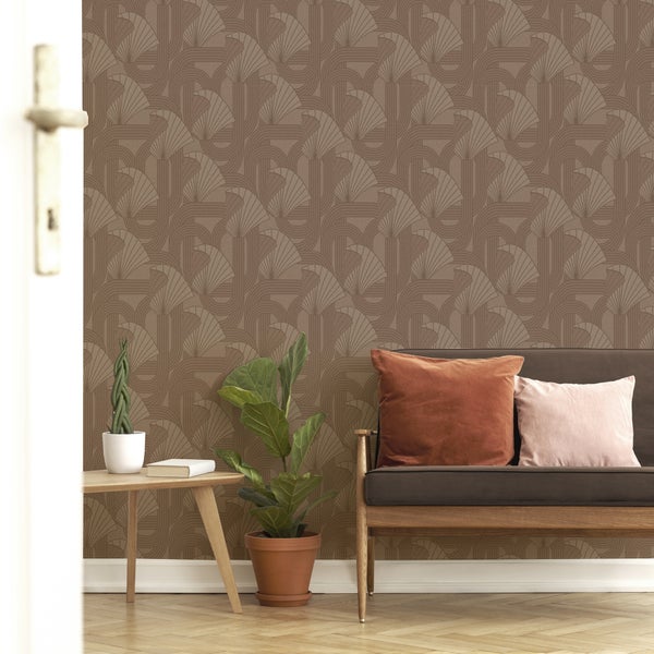 Zimmeransicht mit brauner Retro-Tapete, Sofa, Beistelltisch und Pflanzen