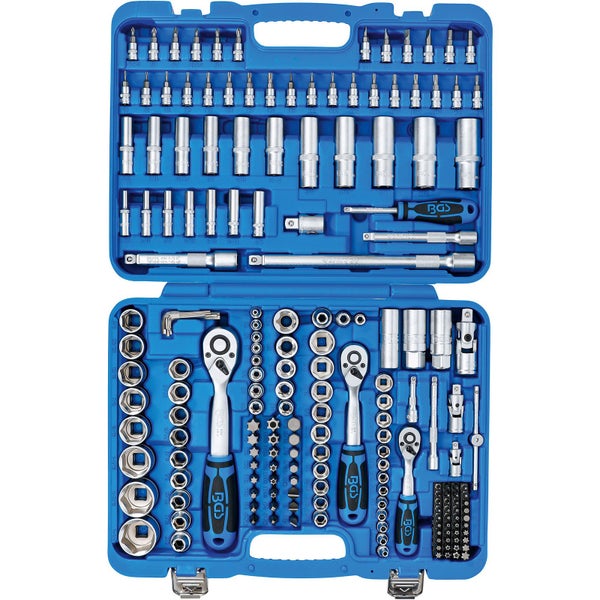 Offener blauer Werkzeugkoffer mit Steckschlüsselsatz, Schraubenschlüssel, Bitaufsätzen und Verlängerungen