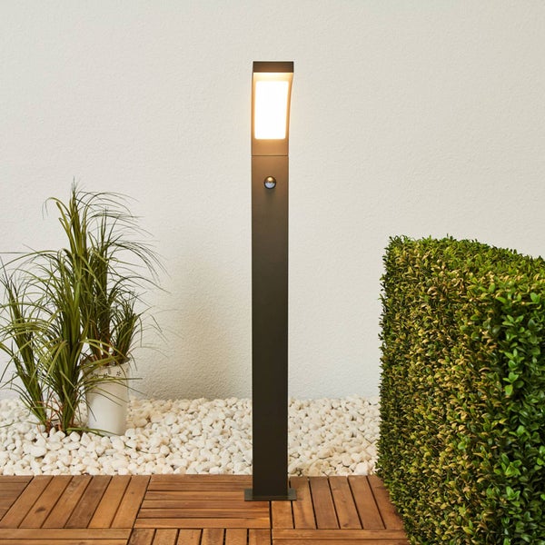 Lucande LED Außenleuchte Juvia mit Bewegungsmelder (spritzwassergeschützt (Modern) in Schwarz aus Aluminium (1 flammig, ) - Wegeleuchte Pollerleuchte Wegelampe Sockelleuchte