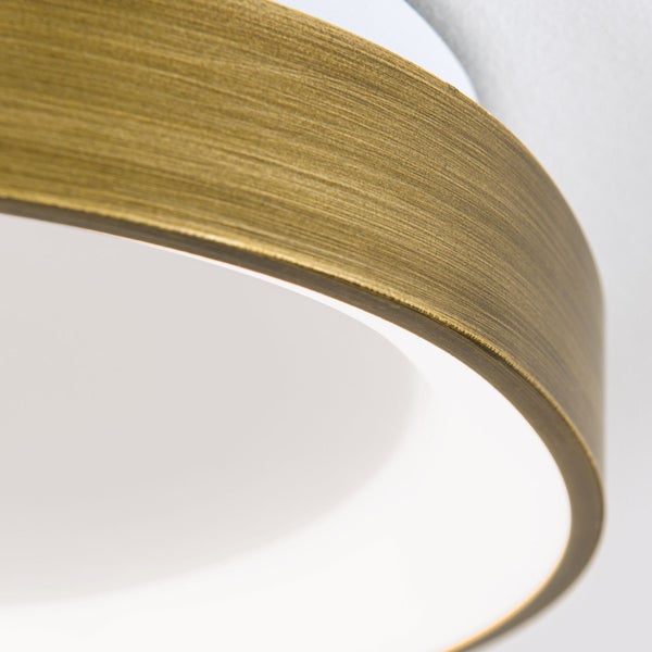 Detailansicht einer Deckenleuchte mit Metallring