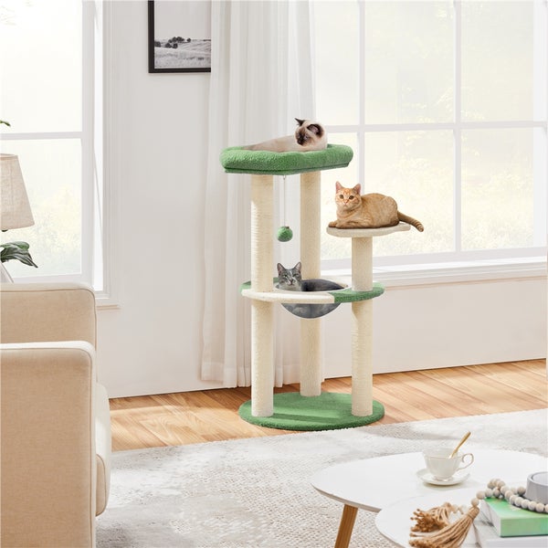 Katzenkratzbaum mit drei Katzen in einem hellen Raum