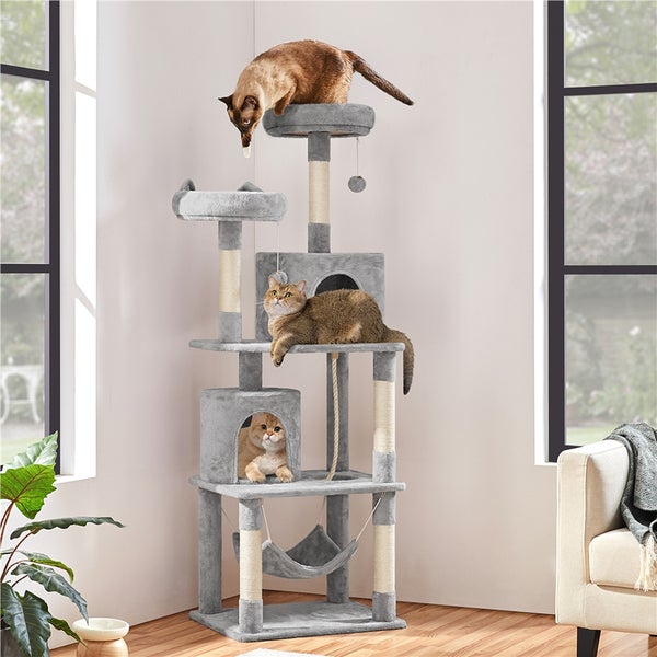 Katzenkratzbaum mit mehreren Ebenen, Höhlen und Hängematte, auf dem sich drei Katzen aufhalten