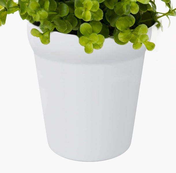 Künstliche Pflanze Philodendron mit großen, herzförmigen Blättern in einem schwarzen Kunststofftopf.