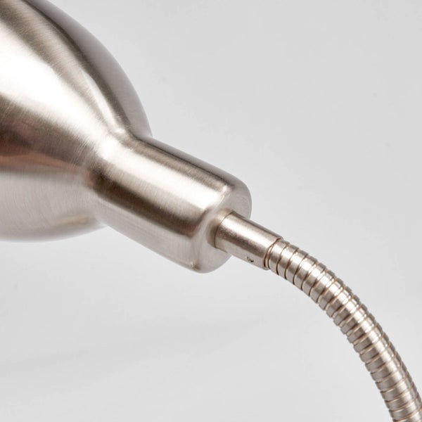Detailaufnahme einer Schreibtischlampe mit flexiblem Lampenarm