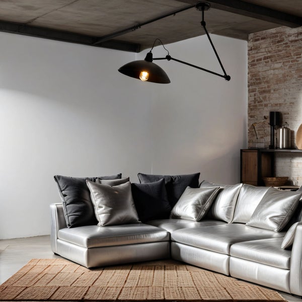 Wohnzimmer mit Ecksofa, Kissen, Teppich und Deckenleuchte