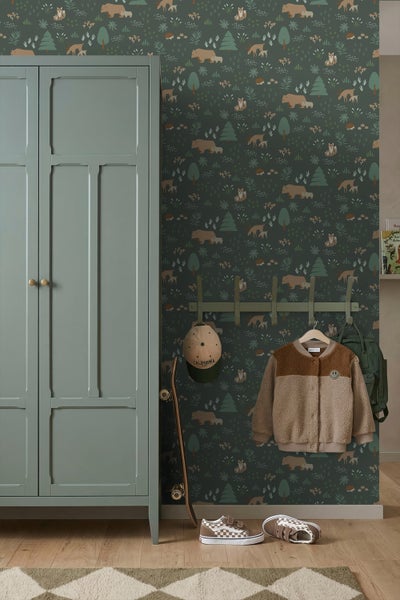 Vliestapete mit Waldtiermotiven in einem Kinderzimmer neben einem Kleiderschrank und einer Garderobenleiste.