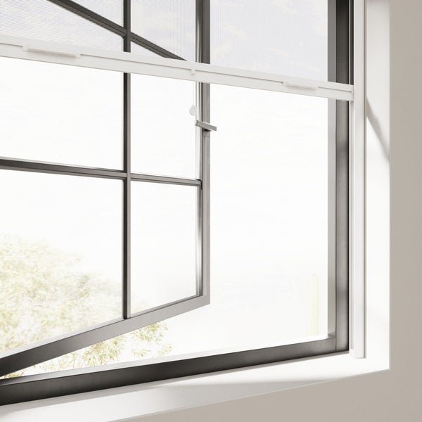 Insektenschutz-Rollo für Fenster mit weißem Aluminiumrahmen, montiert an einem geöffneten Fenster mit feinmaschigem Gewebe.