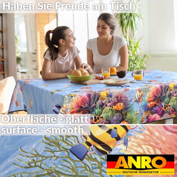 Tischdecke mit Fischmuster auf einem Esstisch mit Mutter und Tochter