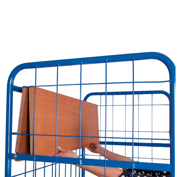 Hände legen Holzplatten in einen blauen Gittertransportwagen ein.