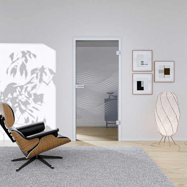 Moderne Inneneinrichtung mit einer Glastür mit horizontalem Wellenmuster, einem Designer-Sessel aus Holz und einer Stehlampe.