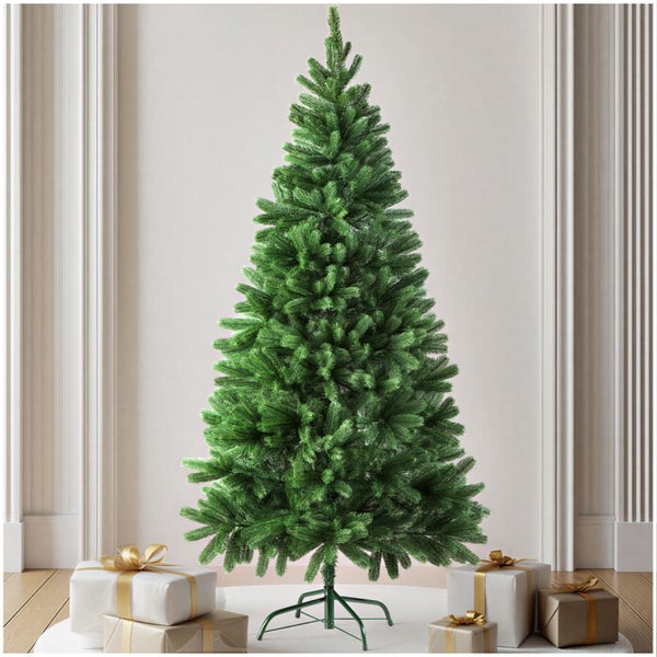 Künstlicher Weihnachtsbaum mit Nadelzweigen in einem Wohnraum mit Geschenken