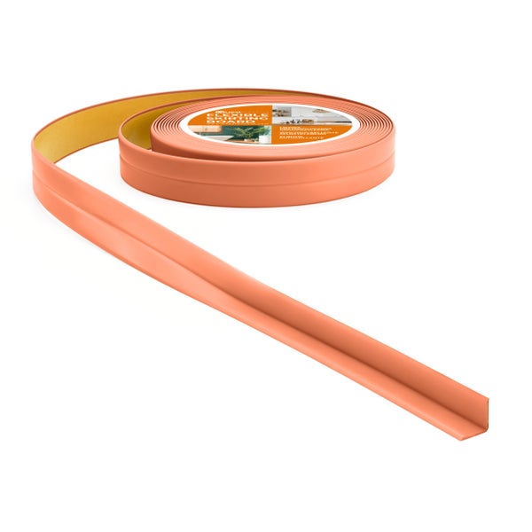 Selbstklebende, flexible Sockelleiste auf Rolle für Bodenbeläge