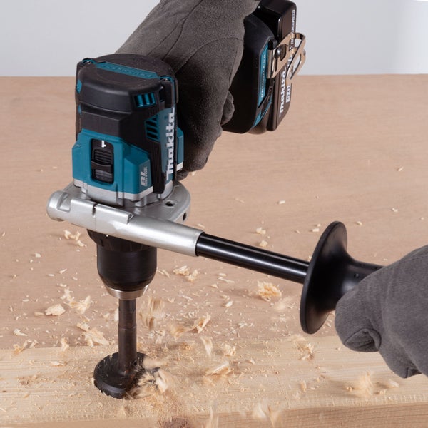 Makita Bohrmaschine mit Seitengriff bohrt Loch in Holz