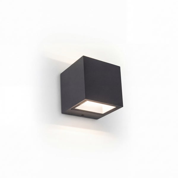 Schwarze Wandleuchte in Würfelform mit Lichtaustritt nach oben und unten für den Innenbereich und Außenbereich.