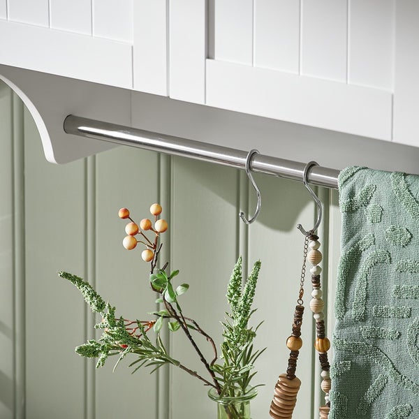 Küchenszene mit Handtuchhalter, Handtuch, S-Haken und Dekoration
