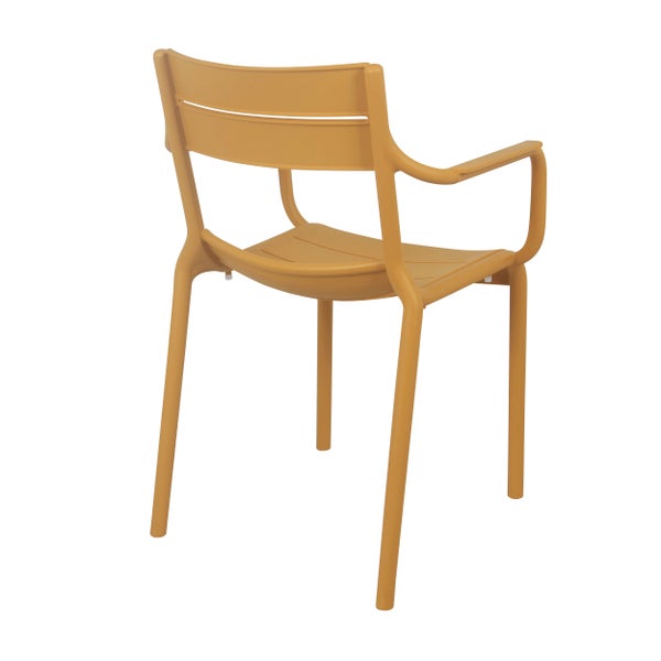 Gartenstuhl mit Armlehnen aus ockerfarbenem Kunststoff.