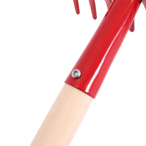 Detail einer Gartenharke mit Holzgriff und roter Metallhalterung