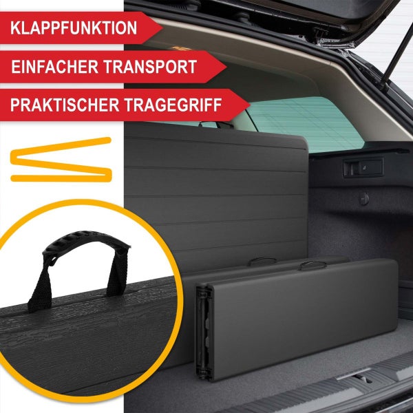 Zusammengeklappter Klapptisch im Kofferraum eines Autos mit Tragegriff und Hinweis auf Klappfunktion für einfachen Transport.