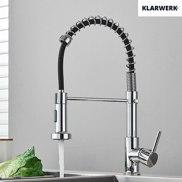 Klarwerk Logo. Küchenarmatur aus Chrom mit flexibler Spiralfeder, ausziehbarer Brause und Einhandmischer, montiert an einer Spüle.
