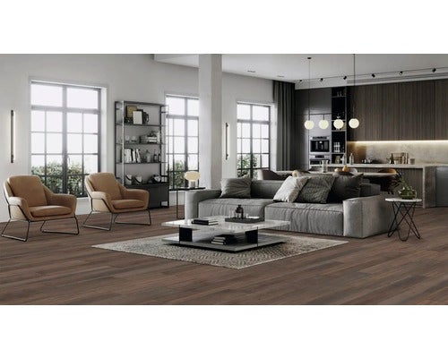 Heller Laminatboden in einem modern eingerichteten Schlafzimmer mit Bett und Fensterfront