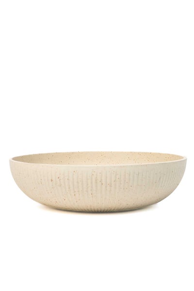 Beige gesprenkelte Schale mit gerippter Oberfläche.