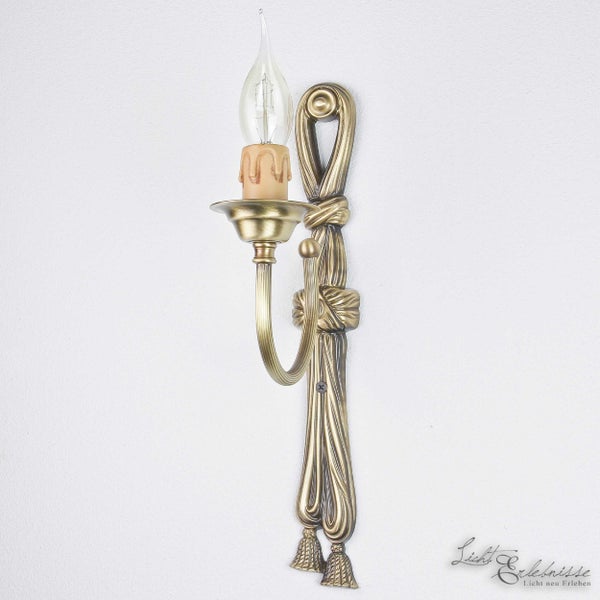 Wandleuchte mit Glühbirne im klassischen Design