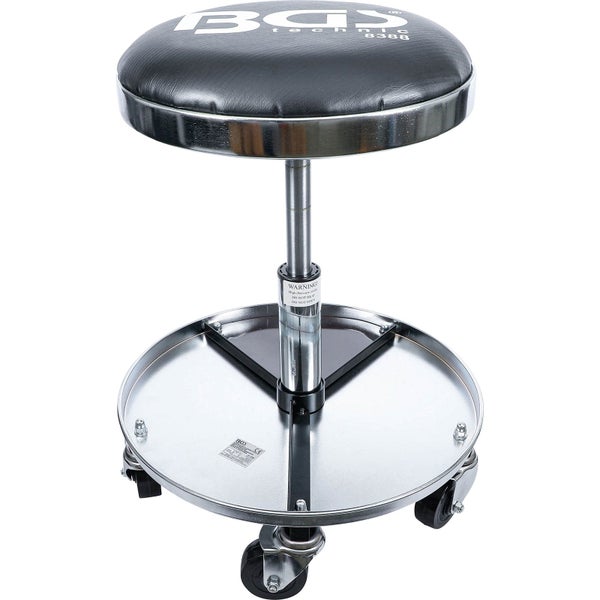 Umschaltknarre, Schraubendreher, Steckschlüsseleinsätze und Schrauben liegen griffbereit in der runden Metallablage eines Werkstattshockers.