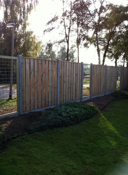 Holzzaun mit Betonpfosten im Garten