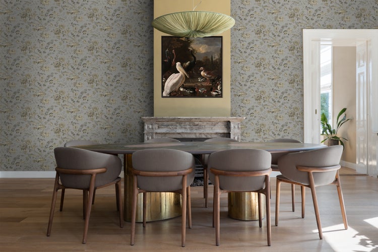 Esszimmer mit ovalem Tisch, Stühlen und floraler Tapete