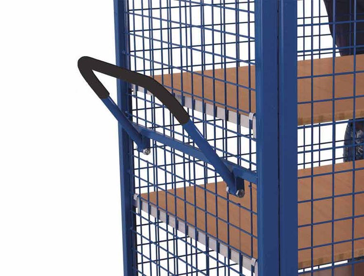Schiebegriff eines blauen Etagenwagens mit Gitterwänden und Fachböden aus Holz.