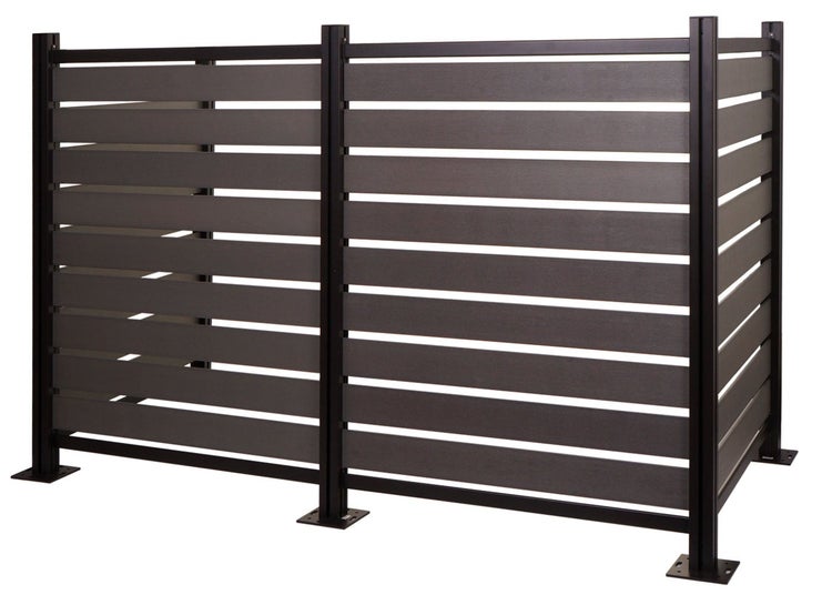 Dreiteiliger Sichtschutzzaun mit horizontalen Lamellen aus WPC und schwarzen Pfosten aus Aluminium.