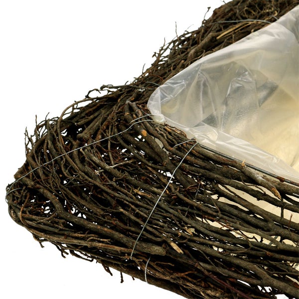 Pflanzkorb aus Ästen mit Folie